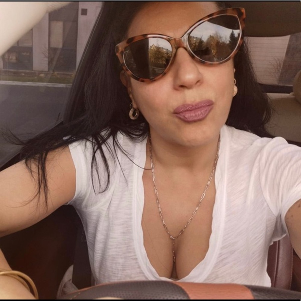 Meet your Posher, Dee